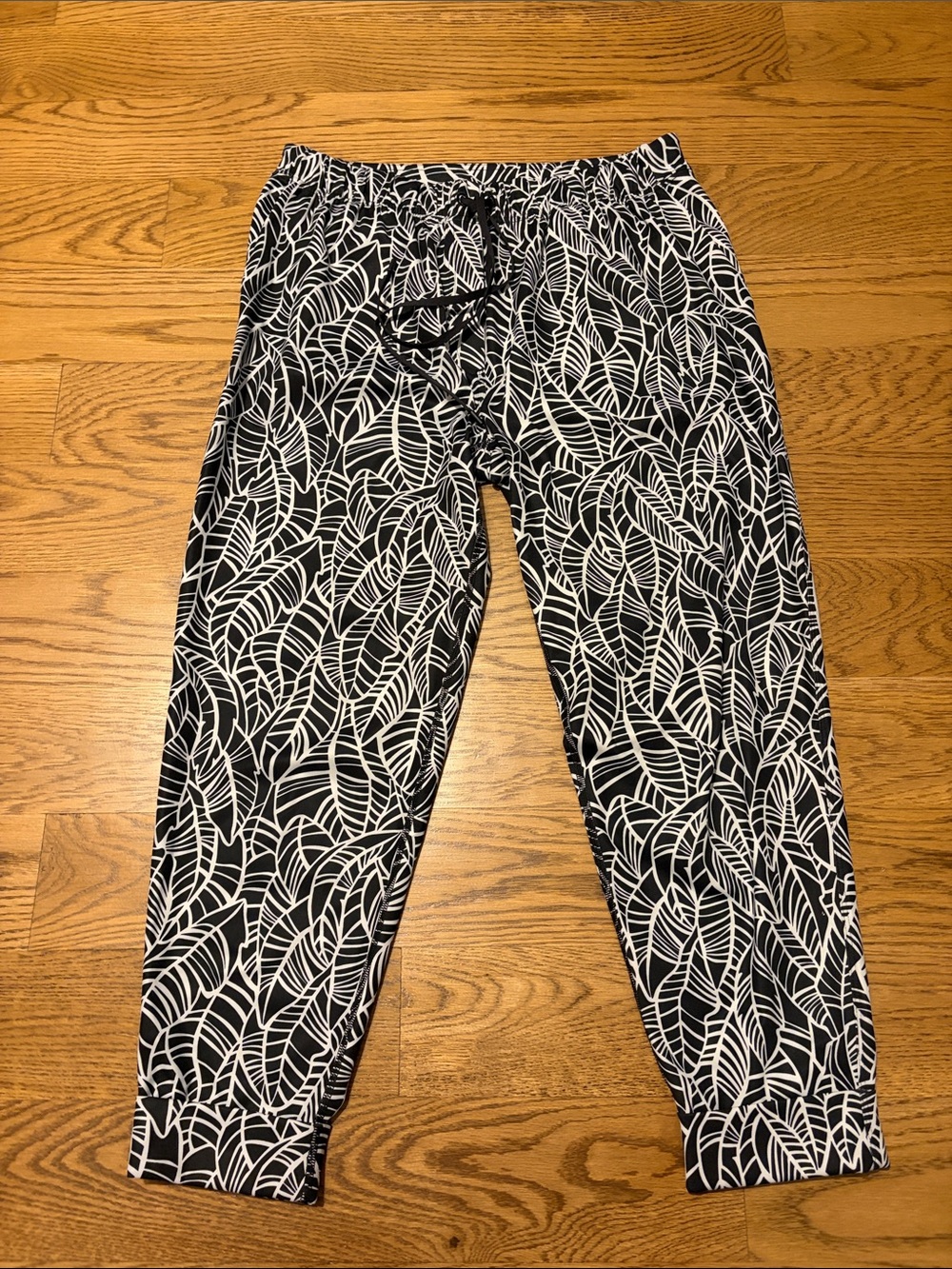 lululemon athletica Black & White Leaf-Print Joggers